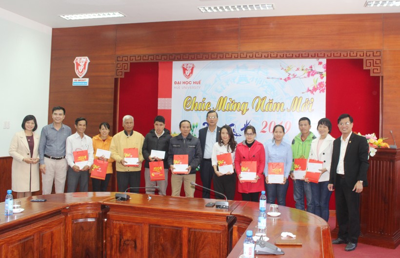 Công đoàn Đại học Huế tặng quà cho các tổ chức xã hội trên địa bàn tỉnh Thừa Thiên Huế nhân dịp Tết Nguyên đán (Ảnh: Công đoàn ĐH Huế).