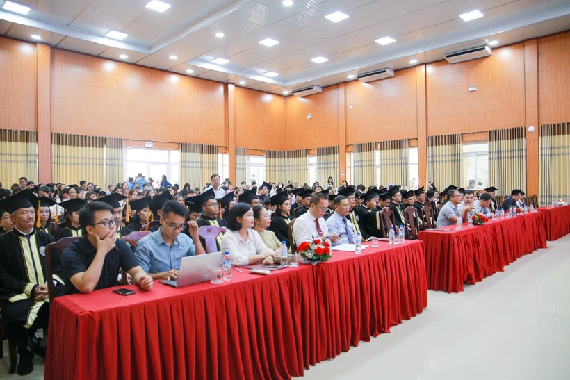 Trường ĐH Kinh tế Huế trao bằng cho hơn 400 tân thạc sĩ, cử nhân ảnh 1