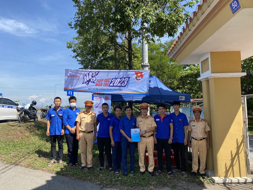 CSGT Thừa Thiên – Huế hỗ trợ nhu yếu phẩm giúp thí sinh dự thi ảnh 2