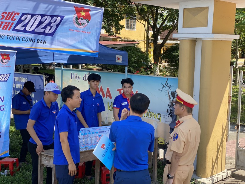 CSGT Thừa Thiên – Huế hỗ trợ nhu yếu phẩm giúp thí sinh dự thi ảnh 1