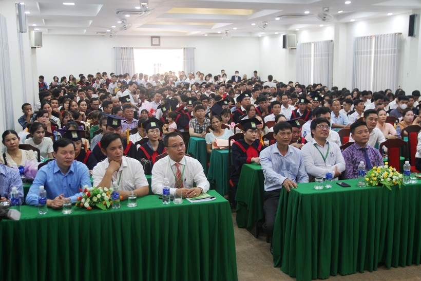 Trường ĐH Nông lâm Huế trao bằng tốt nghiệp cho gần 550 sinh viên ảnh 1
