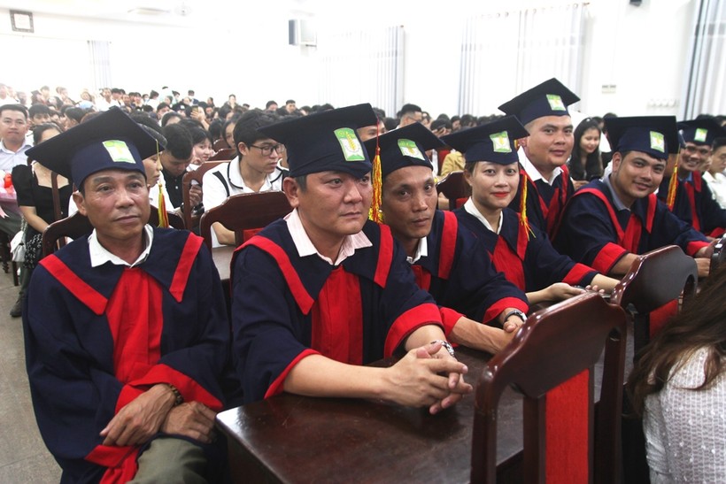 Trường ĐH Nông lâm Huế trao bằng tốt nghiệp cho gần 550 sinh viên ảnh 3