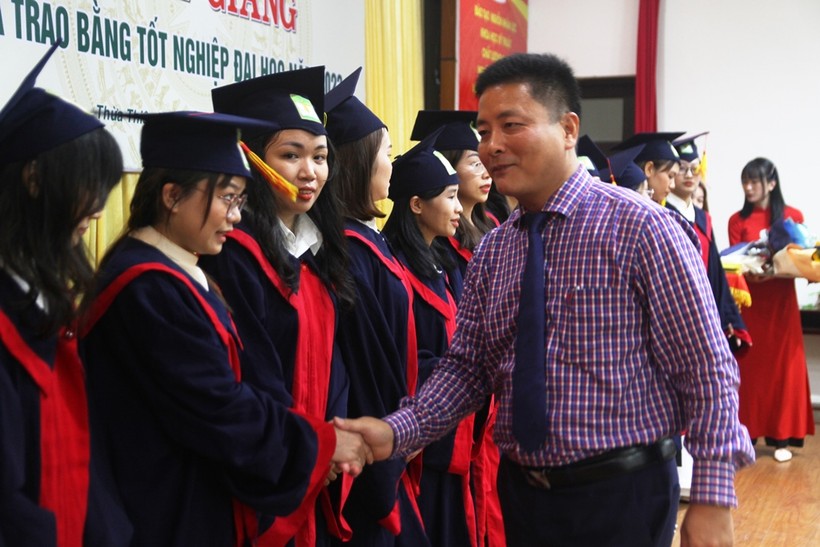 Trường ĐH Nông lâm Huế trao bằng tốt nghiệp cho gần 550 sinh viên ảnh 7