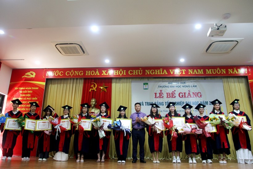 Trường ĐH Nông lâm Huế trao bằng tốt nghiệp cho gần 550 sinh viên ảnh 8