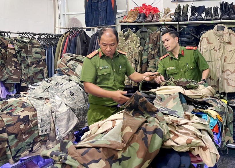 Nhiều bộ đồ áo quần 'rằn ri' tại cửa hàng kinh doanh Thanh Huyền, đường Phan Chu Trinh, TP Huế bị công an phát hiện. (Ảnh: Công an tỉnh Thừa Thiên - Huế).