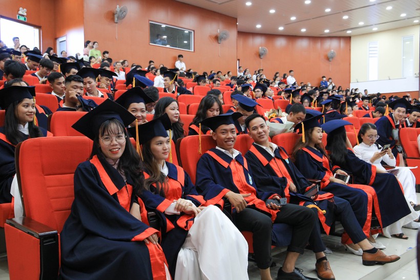 Trao bằng tốt nghiệp cho hơn 350 sinh viên Trường ĐH Khoa học Huế ảnh 6