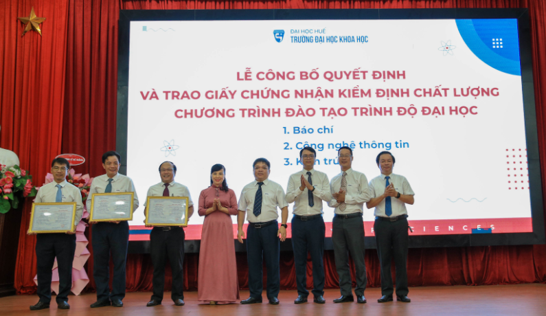 Trao bằng tốt nghiệp cho hơn 350 sinh viên Trường ĐH Khoa học Huế ảnh 5