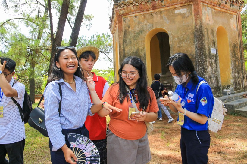 Học sinh ASEAN hào hứng khi tham quan Đại nội Huế ảnh 4