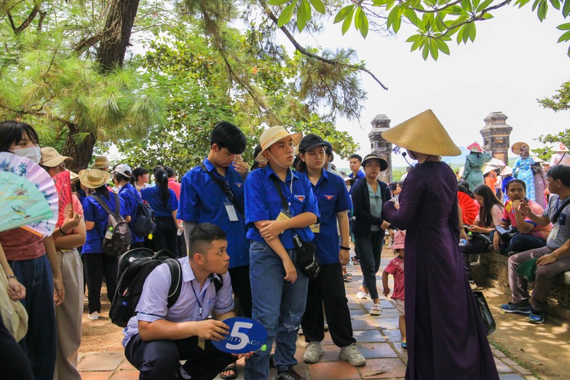 Học sinh ASEAN hào hứng khi tham quan Đại nội Huế ảnh 3