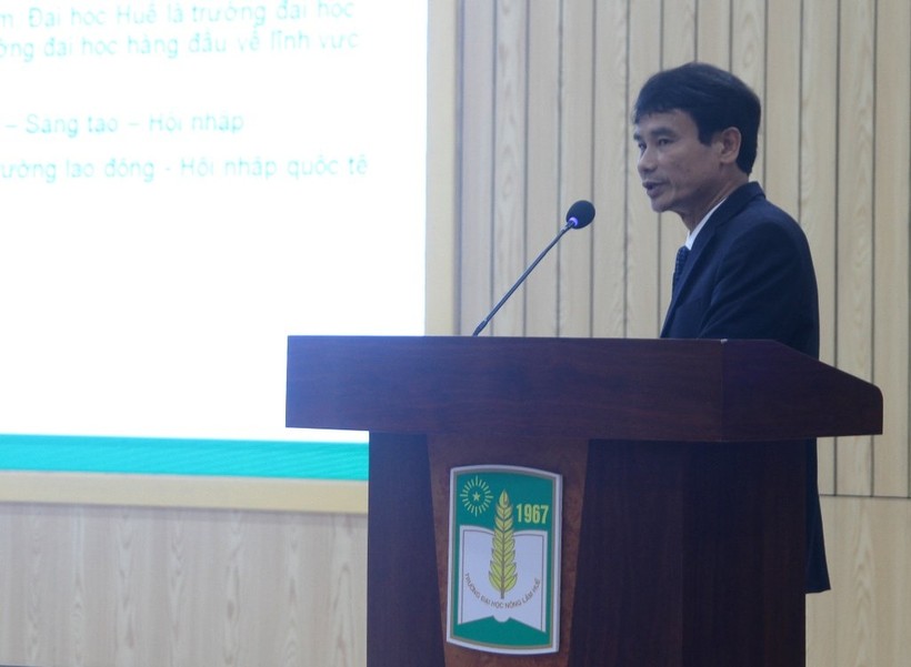 PGS.TS Nguyễn Hữu Văn - Phó Hiệu trưởng ĐH Nông lâm, ĐH Huế trình bày tổng quan về nhà trường. ảnh 2