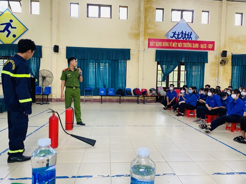 Một buổi tập huấn các kiến thức về bình chữa cháy cho học sinh tỉnh Thừa Thiên - Huế. ảnh 1