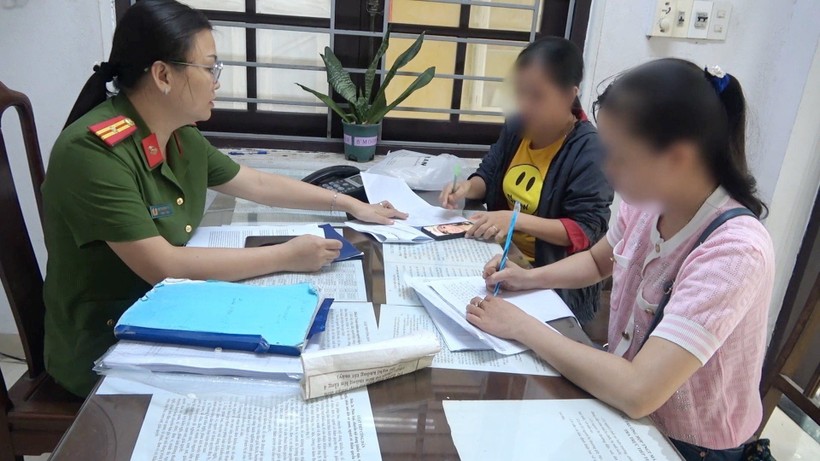 Chị Nguyễn Thị N (áo hồng) trình báo tại Công an TP Huế về việc bị kẻ gian giả danh công an lừa đảo gần 220 triệu đồng (Ảnh: Công Quang).