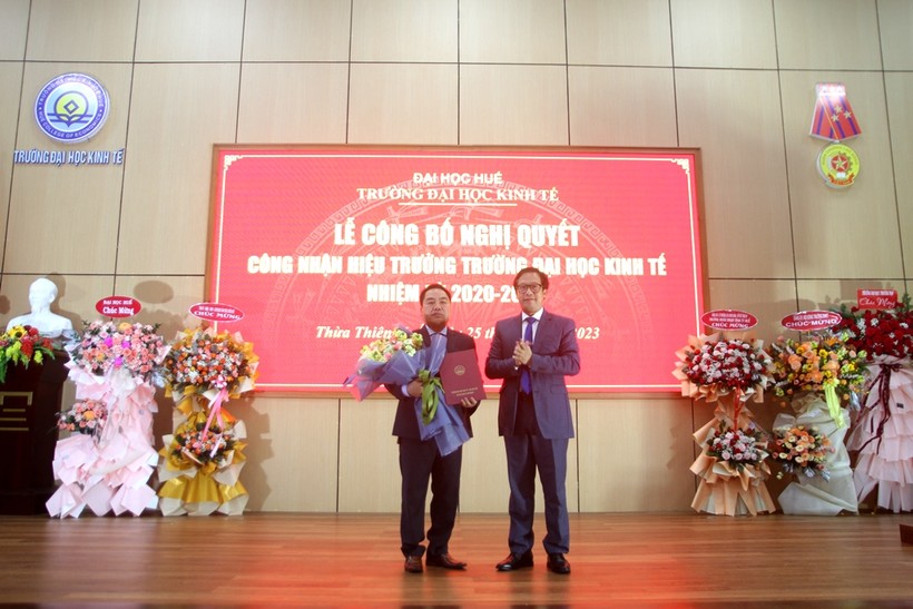 PGS.TS Lê Anh Phương, Giám đốc Đại học Huế (phải) trao nghị quyết công nhận Hiệu trưởng Trường Đại học Kinh tế đối với PGS.TS Trương Tấn Quân (trái). (Ảnh: Đại Dương) ảnh 1
