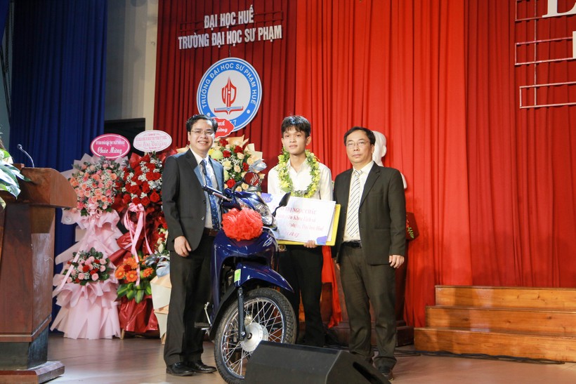Trao tặng xe máy của cựu sinh viên trường cho sinh viên Trần Hữu Dũng - thủ khoa ngành Sư phạm Địa lí. ảnh 4