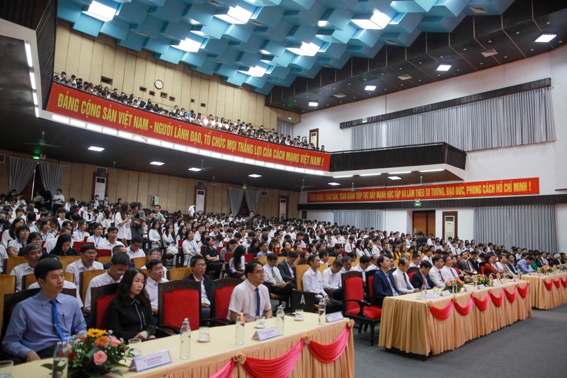Buổi lễ có sự tham gia của các đại biểu, khách mời và hơn 1.300 tân sinh viên. ảnh 1