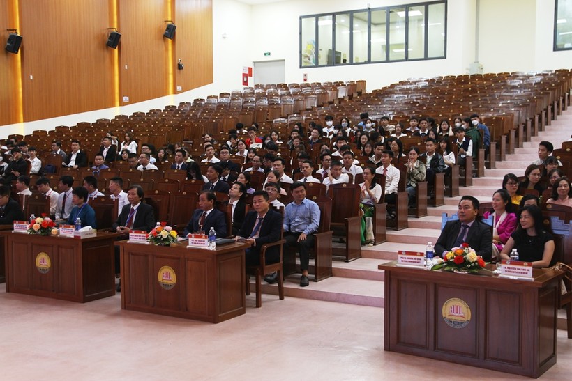 Các đại biểu tham dự khai mạc đánh giá ngoài chu kỳ 2 Trường Đại học Luật, Đại học Huế. ảnh 1