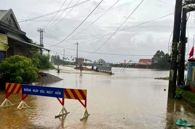 Nhiều điểm tại huyện Phong Điền được đặt bảng cảnh báo nguy hiểm do đường ngập sâu. ảnh 1