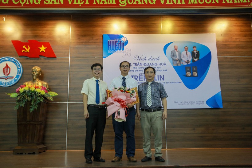 Đại diện lãnh đạo Trường ĐH Sư phạm, ĐH Huế tặng hoa và giấy khen chúc mừng TS Trần Quang Hóa. ảnh 2