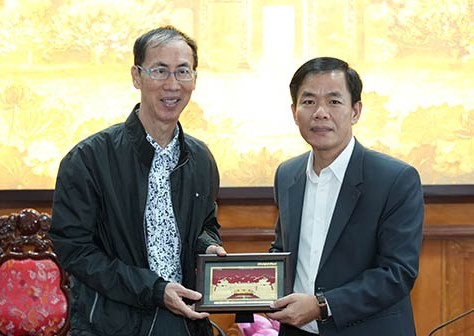 Chủ tịch UBND tỉnh Thừa Thiên - Huế - Nguyễn Văn Phương tặng quà lưu niệm cho TS Lê Bá Khánh Trình.