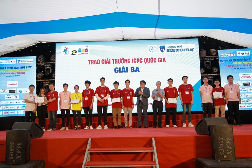Ban tổ chức trao giải Ba cho các đội thi trong kỳ thi ICPC quốc gia.