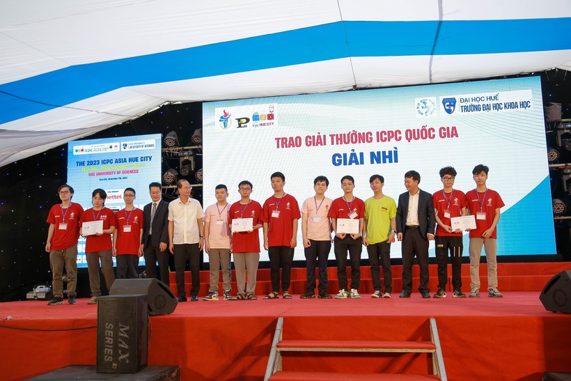Trao giải Nhất (ảnh trái) và giải Nhì (ảnh phải) cho các đội thi tại kỳ thi ICPC quốc gia.