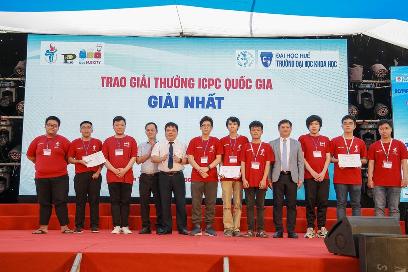 Trao giải Nhất (ảnh trái) và giải Nhì (ảnh phải) cho các đội thi tại kỳ thi ICPC quốc gia.