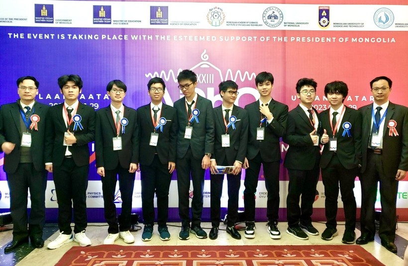 Đoàn của Đội tuyển Việt Nam tham gia Kỳ thi Olympic Vật lý châu Á 2023 tại Mông Cổ. (Ảnh: NVCC)