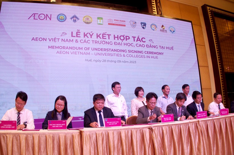 PGS.TS Võ Thanh Tùng, Hiệu trưởng ĐH Khoa học, ĐH Huế (hàng ngồi, thứ 3 từ trái sang) ký hợp tác với Tập đoàn AEON Việt Nam.