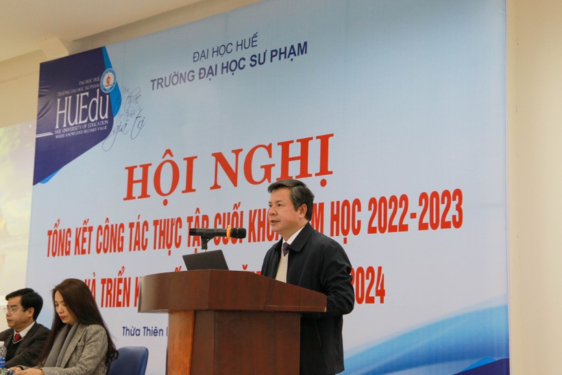TS Nguyễn Tân - Giám đốc Sở GD&ĐT tỉnh Thừa Thiên Huế trao đổi một số ý kiến về công tác thực tập cuối khóa của sinh viên Trường ĐH Sư phạm, ĐH Huế.