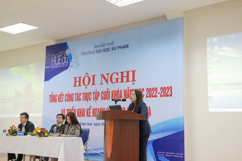 Bà Nguyễn Thị Hoa - đại diện Hệ thống giáo dục Chu Văn An, Quảng Bình trao đổi tại hội nghị về vấn đề làm tốt công tác thực tập cuối khóa năm học 2023 - 2024.