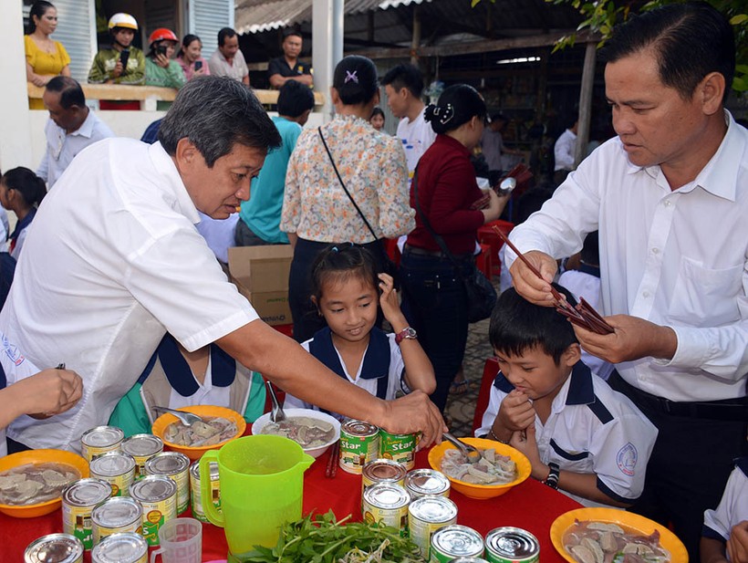 Ông Hải tham gia chăm sóc bữa ăn cho các em học sinh ở U Minh. Ảnh: VNN.