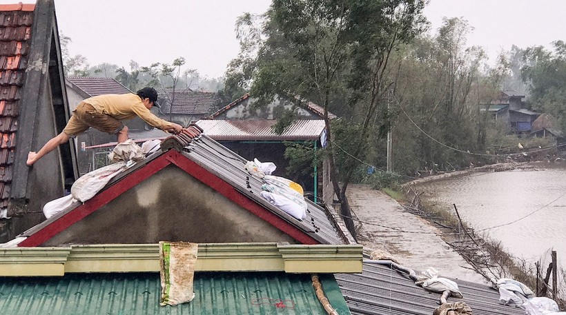 Giằng néo lại mái nhà để chống chọi với cơn bão số 13, Ảnh VNE.