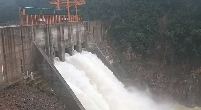 Thủy điện Thượng Nhật tự ý tích nước ngay giữa cơn bão số 13. Ảnh: Tỷ Em