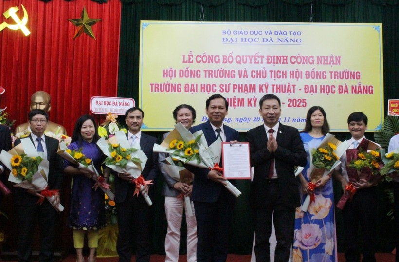 PGS.TS Lê Thành Bắc trao Quyết định công nhận Hội đồng Trường và Chủ tịch Hội đồng trường Trường Đại học Sư phạm Kỹ thuật.