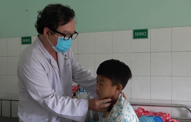 Đồng Nai: Uống thuốc cả vỏ, bé trai 10 tuổi nhập viện cấp cứu