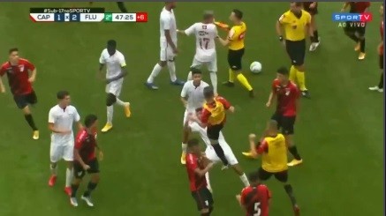 Video: 2 cầu thủ va chạm, cả đội bóng lao vào "tỉ thí" ngay trên sân