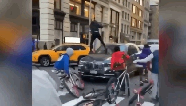 Video: Hàng chục thanh niên đi xe đạp lao vào đập phá BMW X5