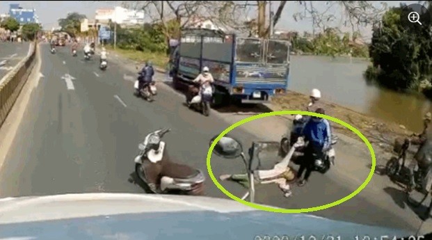 Video: Xôn xao người đàn ông nằm giữa đường chặn đầu container nghi ăn vạ