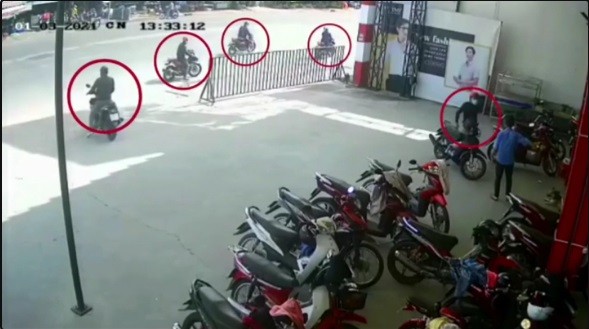 Video: 5 đối tượng dàn cảnh hỏi đường để trộm, cướp 2 xe máy trước mặt bảo vệ
