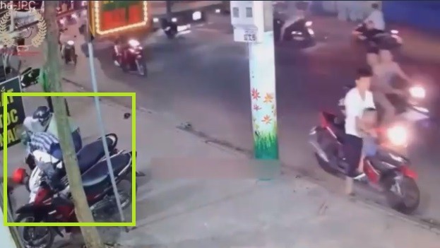 Video: 4 người đàn ông ở Bình Dương vây bắt tên trộm xe máy