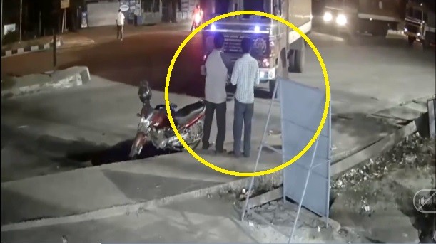 Video: 2 người đàn ông đứng trên vỉa hè thoát chết khi xe tải mất lái lao vào