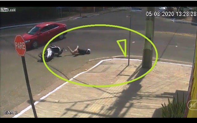 Video: Va chạm với ô tô bị hất văng xuống lề đường rồi trôi tuột xuống ống cống