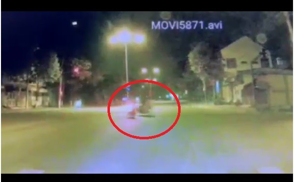 Video: Khoảnh khắc xe máy vượt đèn đỏ gây tai nạn khiến 2 người tử vong