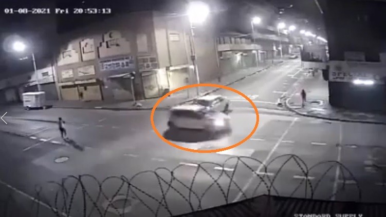 Video: Xe sedan cố tình vượt đèn đỏ lao như tên bắn đâm trực diện một ô tô khác rồi bỏ chạy