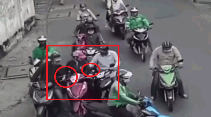 Video: Nhóm đối tượng táo tợn dàn cảnh móc túi giữa đường đông người ở TPHCM