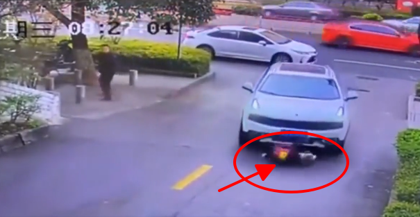 Video: Cậu bé bất cẩn băng qua đường bị cuốn vào gầm ô tô
