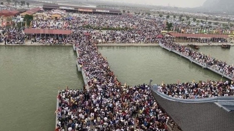Biển người đổ về chùa Tam Chúc ngày 14/3. Ảnh: VNN