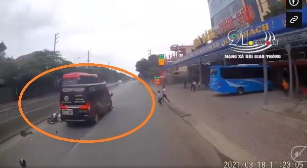 Video: Xe Limousine phóng nhanh, đâm văng người đi xe máy sang đường