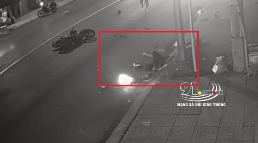 Video: Khoảnh khắc nam thanh niên đâm trực diện vào cột điện, tử vong tại chỗ