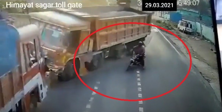 Video: Xe máy sang đường ẩu khiến xe tải đâm vào ô tô khác